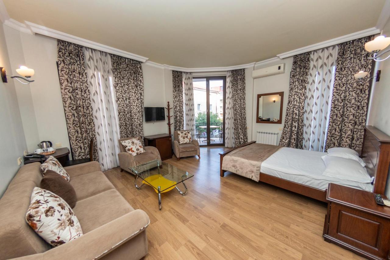 Eiffel Hotel Batumi Esterno foto