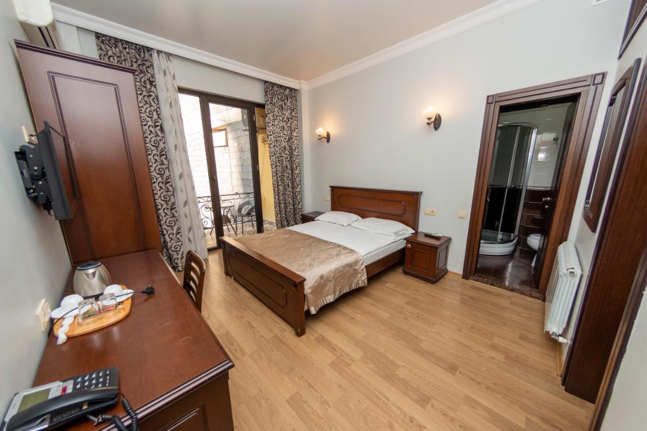 Eiffel Hotel Batumi Esterno foto