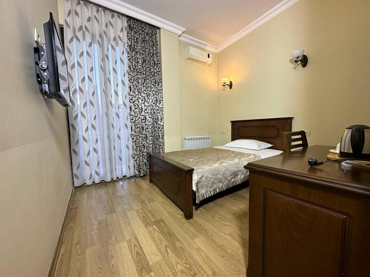 Eiffel Hotel Batumi Esterno foto