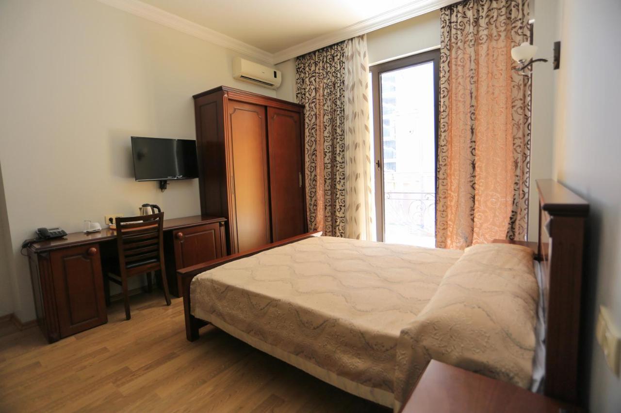 Eiffel Hotel Batumi Esterno foto